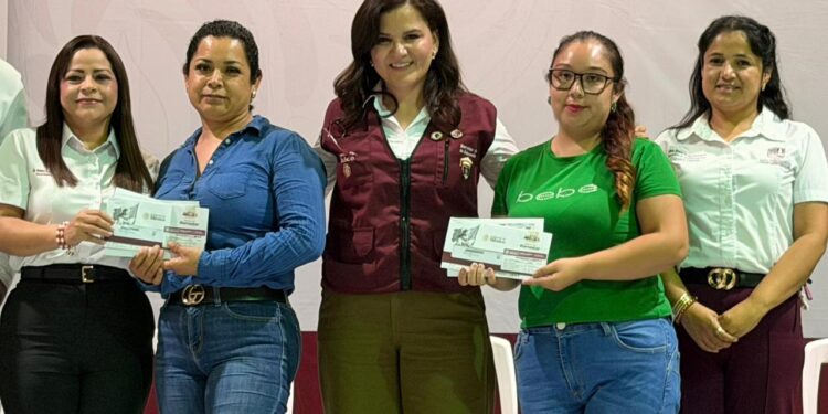 Arranca la entrega de tarjetas beca de apoyo de uniformes y útiles “Rita Cetina” primaria, que otorga el gobierno de México.