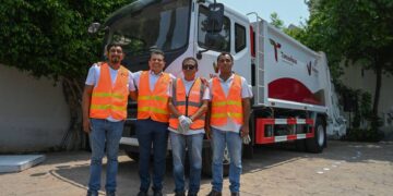 Entrega Lalo Gattás otro nuevo camión recolector de basura.