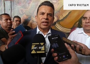 Niñas y niños participan en el Cabildo de Victoria como parte de ejercicio cívico