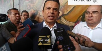Niñas y niños participan en el Cabildo de Victoria como parte de ejercicio cívico