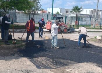Reactivan bacheo en Victoria para reparar calles dañadas por lluvias.
