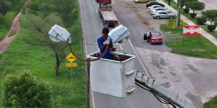 Instalan 2 mil nuevas lámparas para seguridad de las familias victorenses.