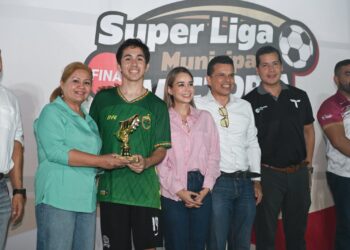Premian Lucy y Lalo Gattás a campeones de Súper Liga de Fútbol Victoria 2026.